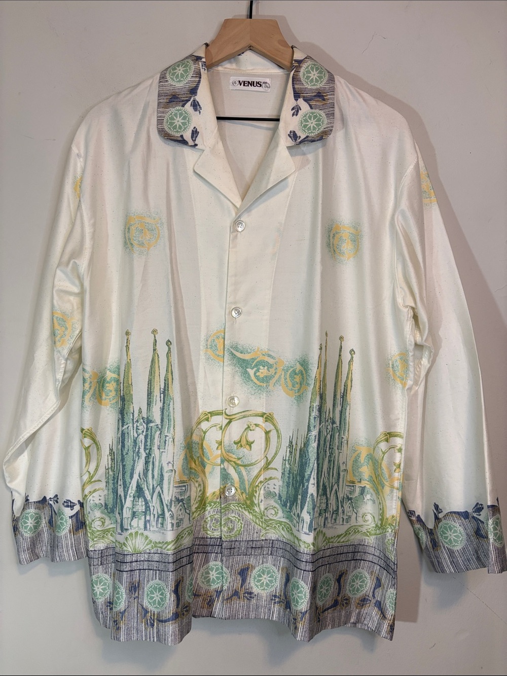 Antoni Gaudí's Sagrada Família Basilica in Barcelona Spain Vintage Button Down